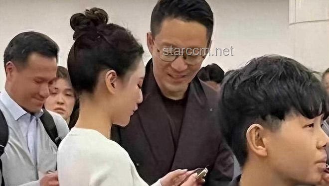 汪小菲婚禮現(xiàn)場(chǎng)獨(dú)家揭秘：新娘巧妙用手擋鏡頭，背后故事引人深思