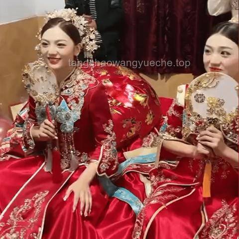 疑似新娘給新郎讓妝：婚禮上的妝容新風(fēng)尚還是傳統(tǒng)習(xí)俗的誤解？