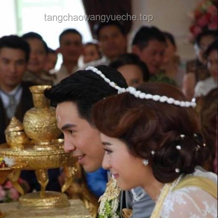 疑似新娘給新郎讓妝：婚禮上的妝容新風(fēng)尚還是傳統(tǒng)習(xí)俗的誤解？