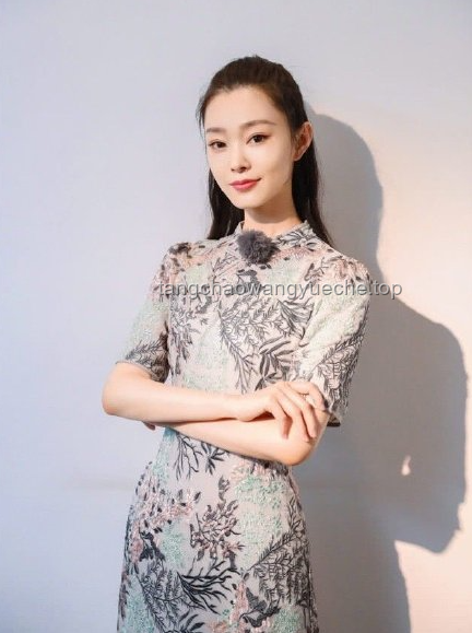 景甜正是穿旗袍的好年紀，演繹東方韻味新風(fēng)尚