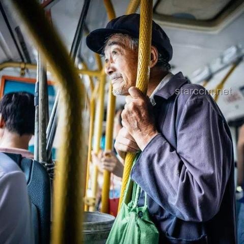 上海地鐵回應(yīng)老人拖拽小伙要求讓座事件：公共秩序與個人權(quán)益如何平衡？