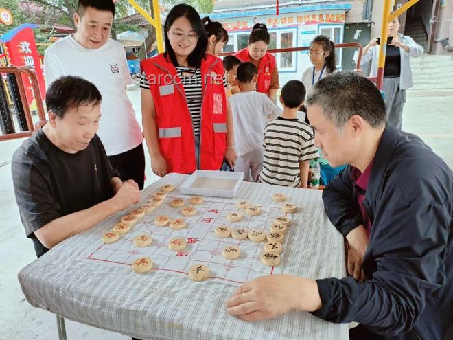 剛學(xué)棋的朋友說(shuō)要和我切磋：一場(chǎng)友誼與智慧的較量