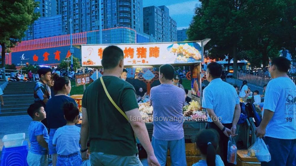 夜宵攤擾民引紛爭，業(yè)主無奈放哀樂：如何平衡夜經(jīng)濟與居民安寧？