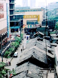 成都春熙路巨型3D蛇太逼真引熱議，城市藝術(shù)新邊界在哪？