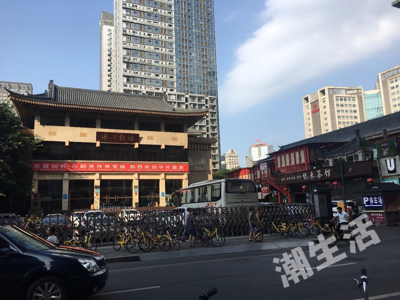 成都春熙路巨型3D蛇太逼真引熱議，城市藝術(shù)新邊界在哪？