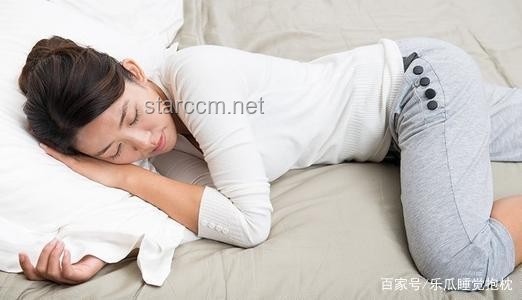 這4個(gè)最傷脊柱的姿勢，你每天都在做？：蜷縮睡姿、低頭玩手機(jī)、蹺二郎腿、彎腰做家務(wù)的對比分析
