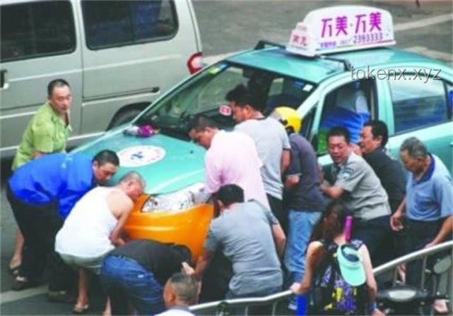 “江西女子車禍獲救引熱議，未來見義勇為激勵(lì)機(jī)制或?qū)⒏镄拢俊? title=