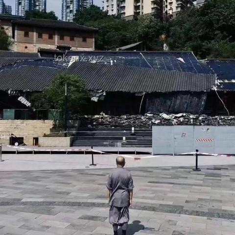 房頂瓦片滑落風險與對策對比分析：安全穩(wěn)固VS.創(chuàng)新解決