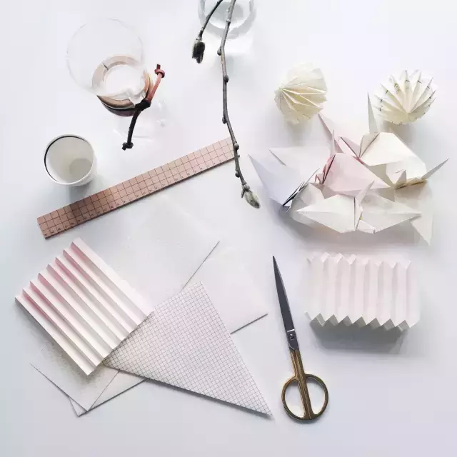 疊紙藝術(shù)與折紙藝術(shù)的美感對(duì)比分析：疊紙丑？