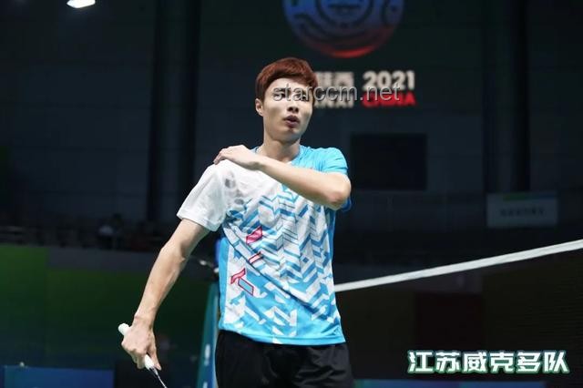 王楚欽勝利手勢(shì)“1”背后：競(jìng)技狀態(tài)、心理策略與團(tuán)隊(duì)氛圍的對(duì)比解析