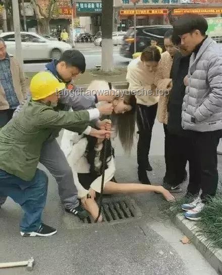 **從“意外”到“守護(hù)”：女子掉下水道后的社會(huì)創(chuàng)新思維啟示**