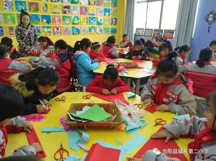 班里來了一位美術(shù)老師?。盒屡f教學(xué)模式下的藝術(shù)教育對比