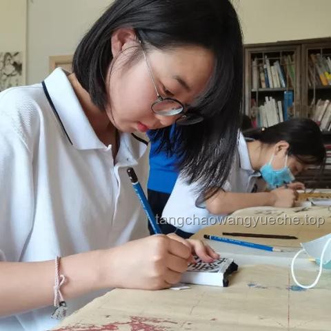班里來(lái)了一位美術(shù)老師！：傳統(tǒng)教學(xué)方式與藝術(shù)教育創(chuàng)新的對(duì)比分析