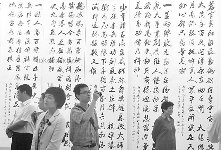 ??法治新思維：李海瓏的“法”界擔(dān)當(dāng)，創(chuàng)新引領(lǐng)阿拉善盟新風(fēng)尚