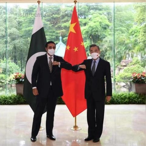 **“寶，你要讓男人有失去感”VS“平等相待，共同成長”：情感策略對(duì)比分析**