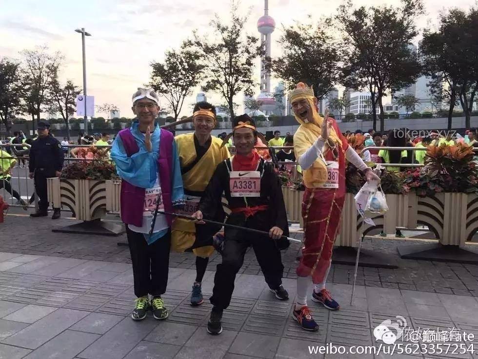 小伙Cos秦始皇參加長(zhǎng)春馬拉松，或?qū)⒁I(lǐng)個(gè)性化參賽新風(fēng)尚？