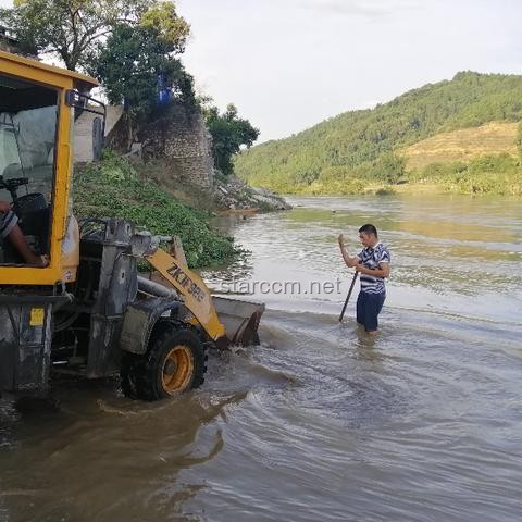 開著挖機(jī)游全國遇山洪緊急救援案例分析
