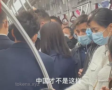**女子地鐵上與男子爭吵猛踹對(duì)方：公共沖突中的性別角色與行為對(duì)比**