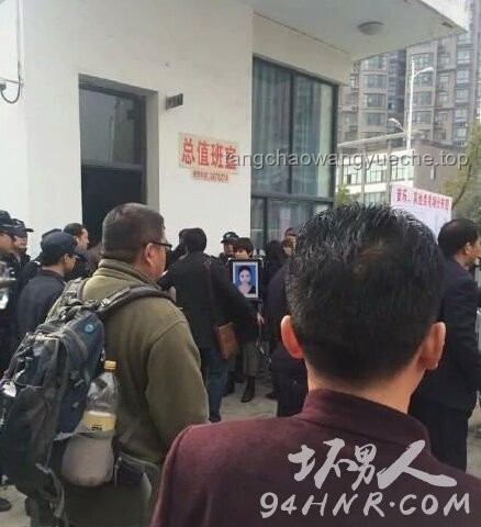**成都27歲女子家門口遇害案庭審取消：正義路上的波折與思考**