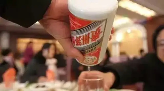 胖東來(lái)回應(yīng)286元一瓶白酒現(xiàn)身澳洲：海外售賣的真相與行業(yè)趨勢(shì)分析