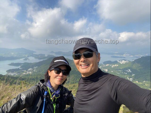 **70歲周潤發(fā)爬山偶遇記：歲月留下的不僅是滄桑，更是堅(jiān)持**