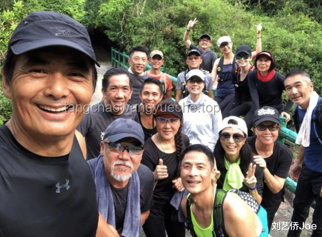 **70歲周潤發(fā)爬山偶遇記：歲月留下的不僅是滄桑，更是堅(jiān)持**