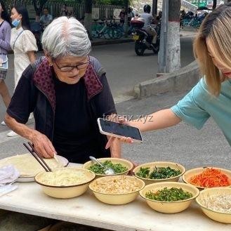 小學(xué)生持二維碼買煎餅：新一代消費習(xí)慣的崛起與未來趨勢