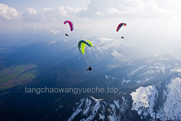 滑翔傘安全飛行指南：避免“云吸”現(xiàn)象，保障高空安全