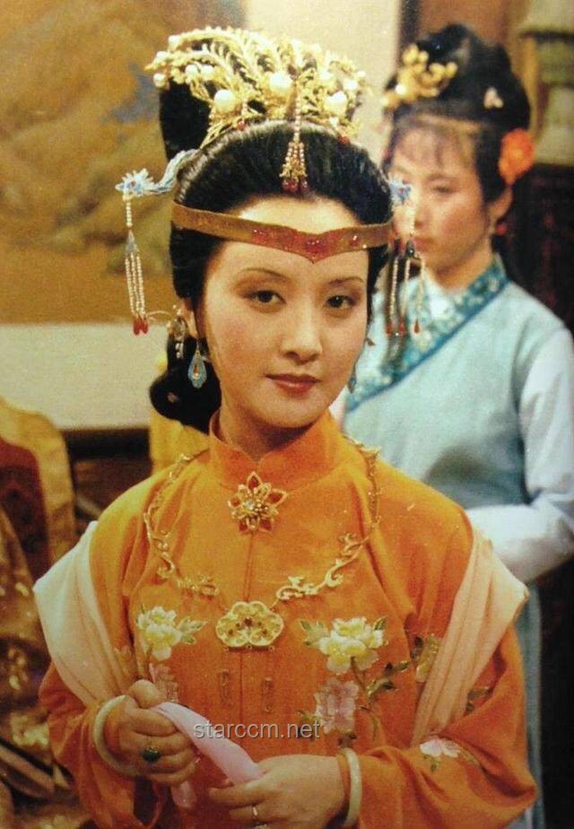 **王熙鳳的“反差萌”：四大家族出身與大字不識(shí)之謎**