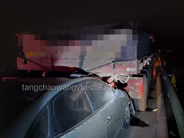 **特斯拉高速路驚魂：追尾大貨車后的深刻反思**