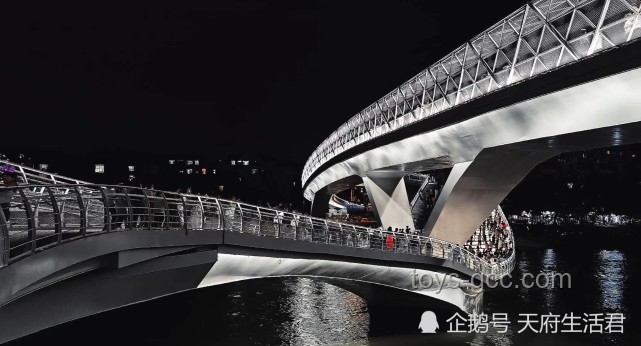 實(shí)探武漢楊泗港橋下打卡點(diǎn)：網(wǎng)紅景觀與商業(yè)運(yùn)營(yíng)的交融碰撞