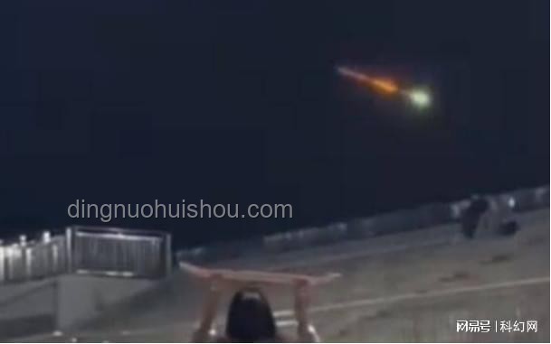 廣東多地夜空現(xiàn)耀眼發(fā)光體：專家揭秘火流星現(xiàn)象