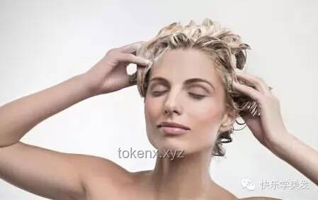 女子脫發(fā)年輕化趨勢：從誤解到自我接納的變革