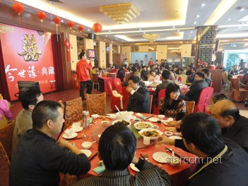 校長畢業(yè)典禮擺500桌宴席：豪華送行背后的教育深意