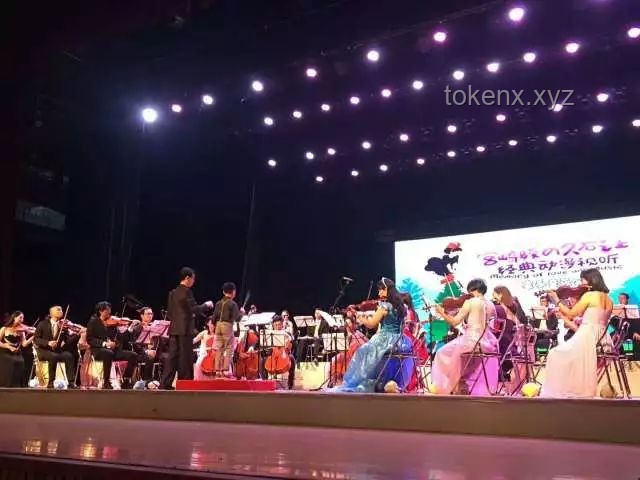 **中國(guó)女孩哈佛畢業(yè)禮演講獲全場(chǎng)歡呼：跨文化交流與個(gè)人成長(zhǎng)的閃耀時(shí)刻**