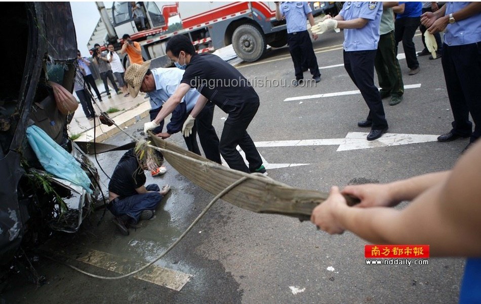 **車輛遇斷頭路墜橋慘?。杭覍傩穆暸c生命警鐘**