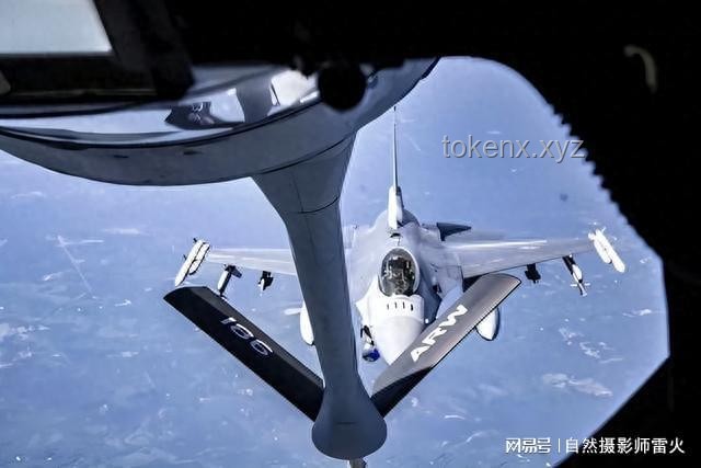 直擊殲10二對三空戰(zhàn)對抗：一場空中的較量與智慧碰撞