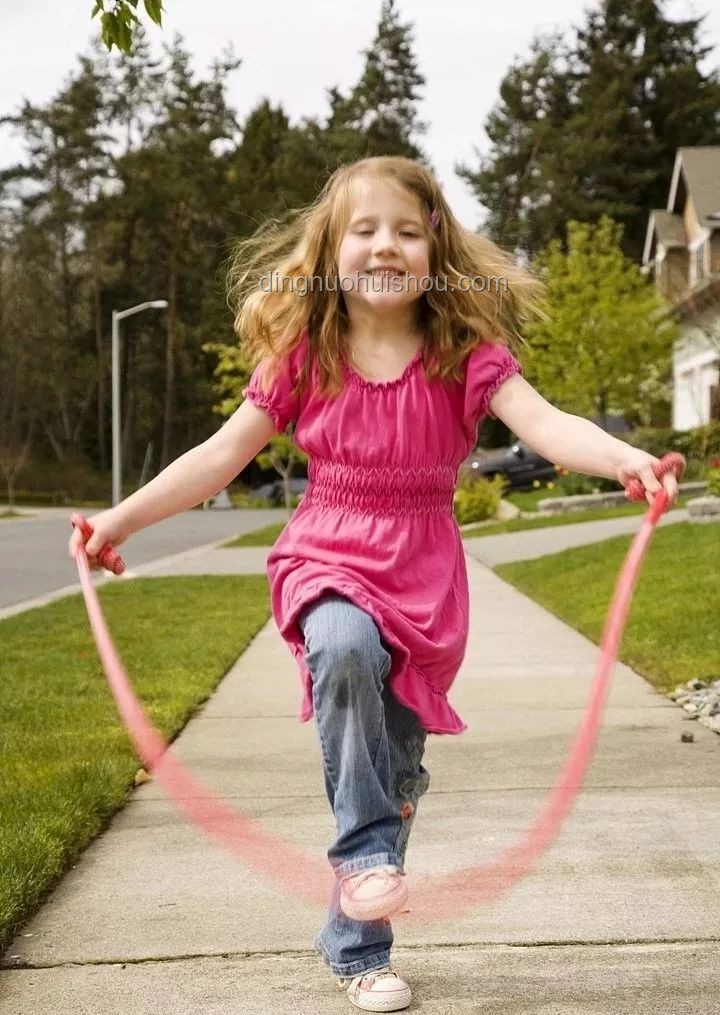 幼兒園放假，如何有效指導(dǎo)孩子學(xué)會跳繩？