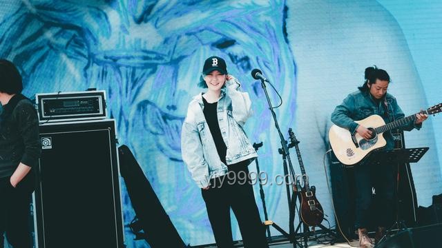《囂張》原唱王翊恩亮相天賜：獨(dú)立音樂(lè)人的崛起與行業(yè)啟示