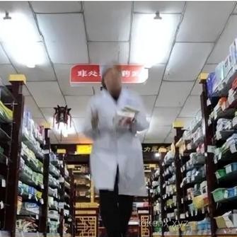 小伙漂流7小時(shí)生存挑戰(zhàn)：金錢(qián)未花完的遺憾啟示