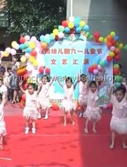 “六一演出觀眾席C位老師獨自打傘”現(xiàn)象多維度對比分析