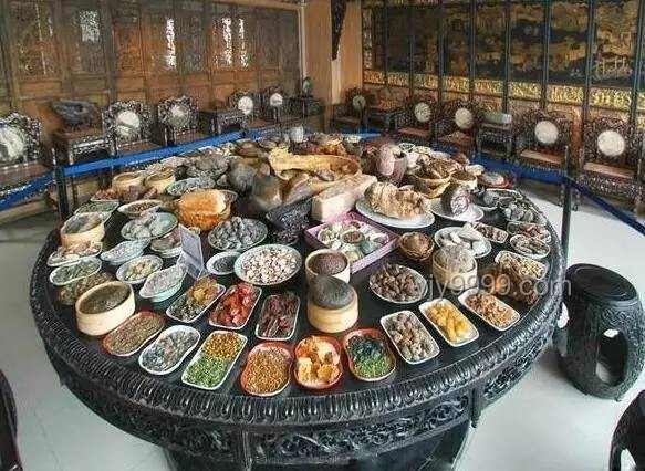 虛構(gòu)與現(xiàn)實(shí)：恐龍皮滿漢全席與傳統(tǒng)滿漢全席的對(duì)比分析