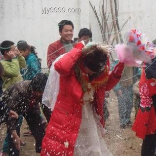 男子花20萬娶妻后發(fā)現(xiàn)女方親戚是演員：如何妥善處理并預(yù)防類似情況