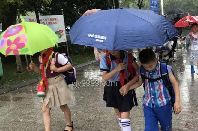 孩子淋雨演出老師打傘觀看？假——問題解決方案