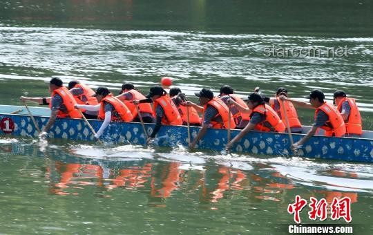 龍舟賽上，為何救援隊(duì)成了“最快劃手”？