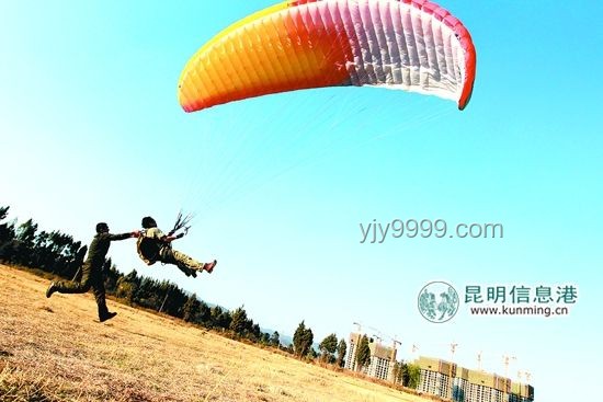 **女孩乘滑翔傘事故：自我解脫安全繩與規(guī)范操作對比分析**
