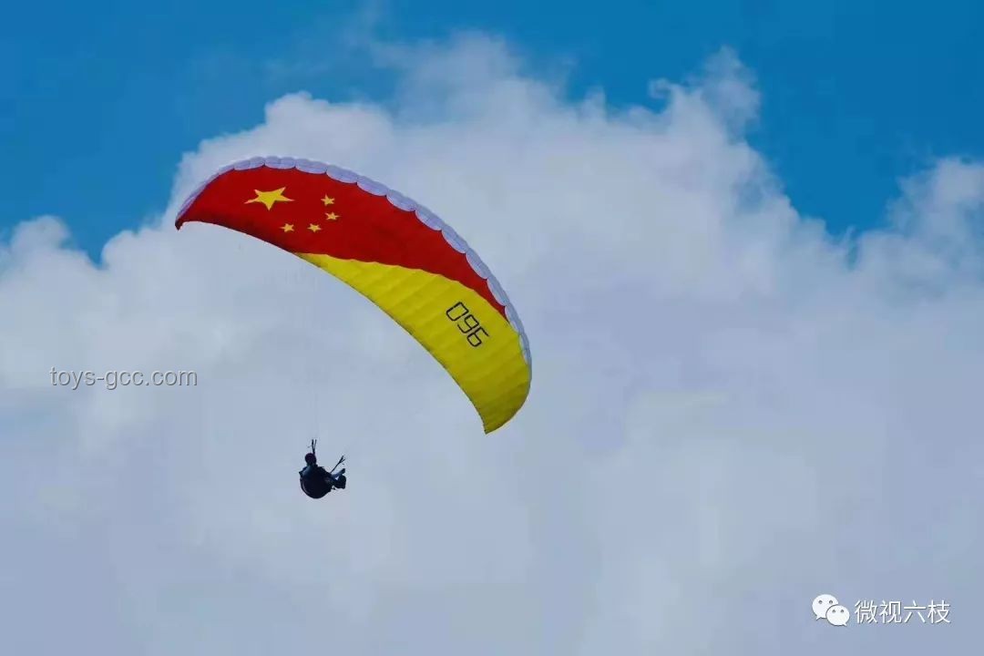 如何防止女孩乘滑翔傘時(shí)自行解開安全繩的意外發(fā)生