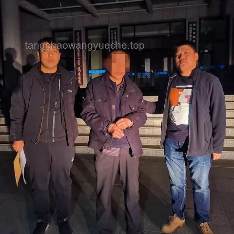 司機(jī)遇查酒駕奇葩行為：當(dāng)場(chǎng)喝下1瓶白酒，后果知多少？