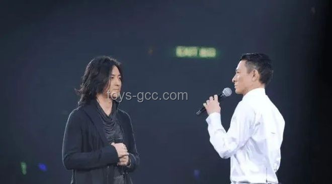?跨界情感共鳴：陳小春演唱會(huì)現(xiàn)場(chǎng)淚目，鄭伊健演繹的創(chuàng)新情感鏈接??