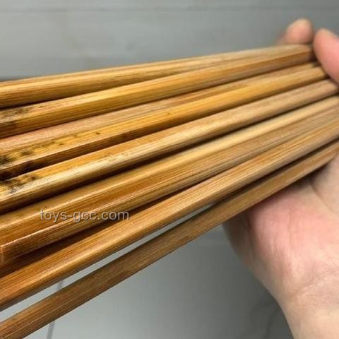 女子劈開舊菜板驚現(xiàn)黃曲霉素：安全使用與清潔指南